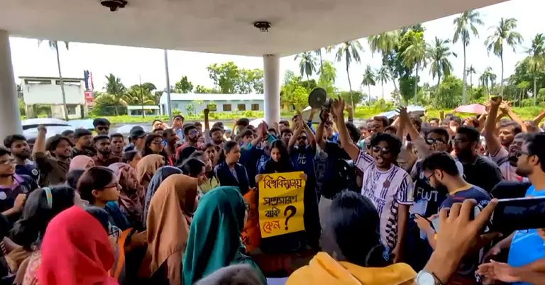 খুলনা বিশ্ববিদ্যালয়ের শিক্ষার্থীরা